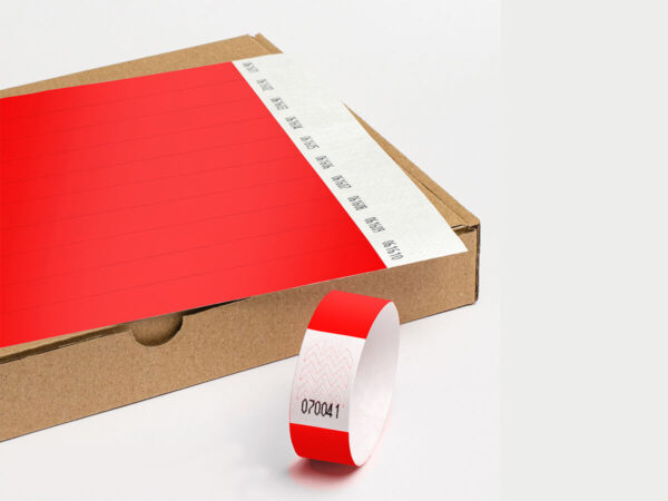 Braccialetti in Tyvek rossi forniti in fogli. Materiale DuPont™ Tyvek® resistente e sicuro. Produttore AMGS Group.