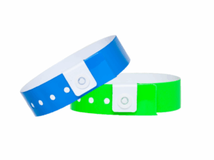 Braccialetti in vinile blu e verde con chiusura di sicurezza in plastica bianca. Braccialetti identificativi resistenti per il settore eventi. Produttore AMGS Group.