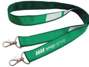 Cordino promozionale con doppio aggancio e nastro in poliestere resistente, personalizzato con logo in stampa full-color. Offerto da AMGS Group.