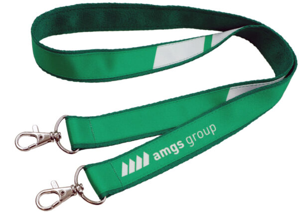 Cordino promozionale con doppio aggancio e nastro in poliestere resistente, personalizzato con logo in stampa full-color. Offerto da AMGS Group.