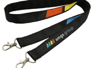 Lanyard a doppio strato con doppio moschettone in metallo e stampa sublimata multicolore, ideale per badge con doppio foro. Disponibile nella gamma AMGS Group.
