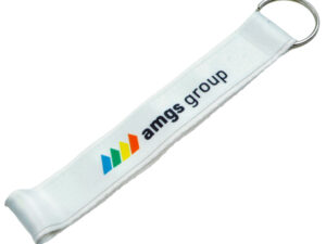 Portachiavi cucito personalizzato con nastro a doppio strato, struttura resistente e personalizzazione brillante. Un articolo di qualità firmato AMGS Group.