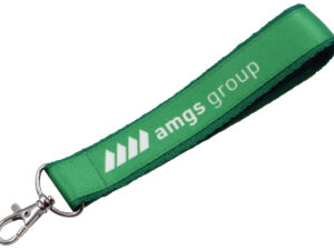 Portachiavi cucito personalizzato con nastro verde a doppio strato e moschettone metallico, con logo AMGS Group. Accessorio elegante e resistente, disponibile anche da AMGS.