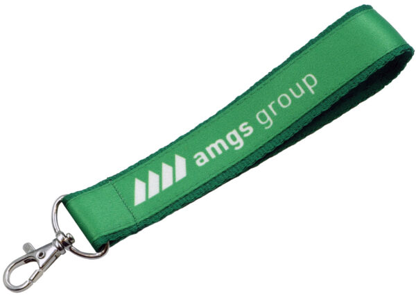Portachiavi cucito personalizzato con nastro verde a doppio strato e moschettone metallico, con logo AMGS Group. Accessorio elegante e resistente, disponibile anche da AMGS.