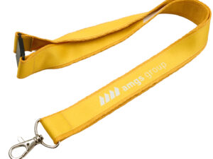 Lanyard giallo personalizzato a doppio strato con clip di sicurezza e moschettone in metallo, con logo AMGS Group. Progettato per eventi e ambienti professionali. Fornito da AMGS.
