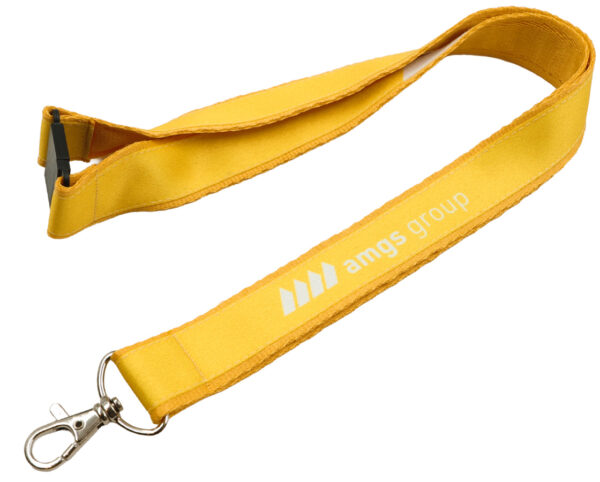 Lanyard giallo personalizzato a doppio strato con clip di sicurezza e moschettone in metallo, con logo AMGS Group. Progettato per eventi e ambienti professionali. Fornito da AMGS.