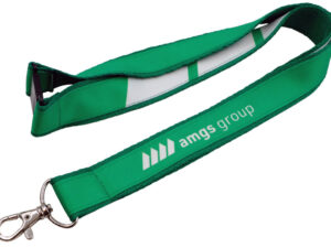 Lanyard personalizzato verde a doppio strato con sgancio di sicurezza e moschettone in metallo, ideale per eventi aziendali. Disponibile presso il nostro assortimento AMGS Group