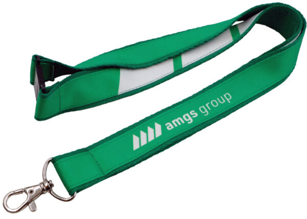 Lanyard personalizzato verde a doppio strato con sgancio di sicurezza e moschettone in metallo, ideale per eventi aziendali. Disponibile presso il nostro assortimento AMGS Group
