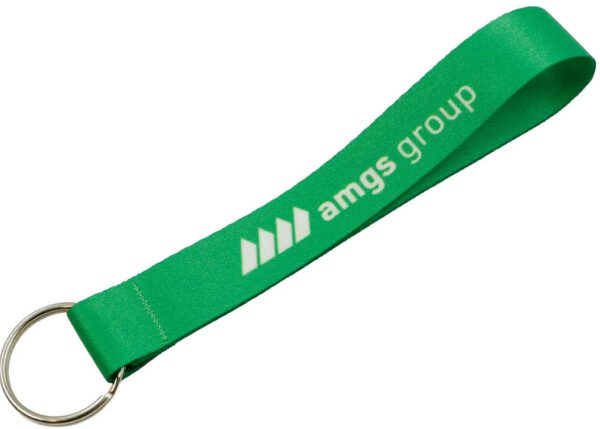 Accessorio compatto e leggero in poliestere verde, con anello portachiavi lucido e logo aziendale, ideale per eventi e fiere, ordinabile su AMGS Group.