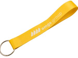 Accessorio promozionale in poliestere giallo, design essenziale con anello lucido, perfetto per kit di benvenuto aziendali, offerto da AMGS Group.