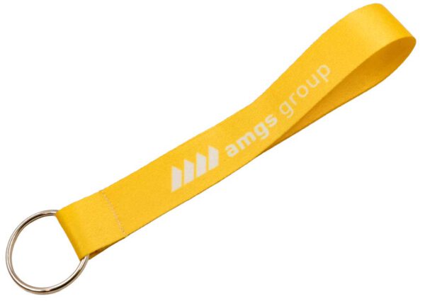 Accessorio promozionale in poliestere giallo, design essenziale con anello lucido, perfetto per kit di benvenuto aziendali, offerto da AMGS Group.