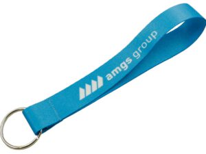 Portachiavi leggero e resistente in poliestere azzurro con anello lucido, un dettaglio funzionale per kit aziendali, offerto da AMGS Group.
