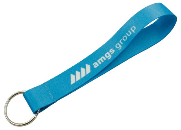 Portachiavi leggero e resistente in poliestere azzurro con anello lucido, un dettaglio funzionale per kit aziendali, offerto da AMGS Group.