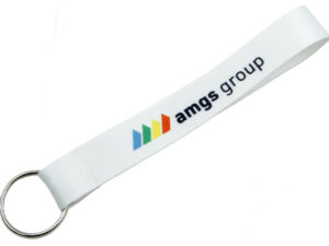Portachiavi corto personalizzato in poliestere bianco con stampa in sublimazione a colori vivaci, anello in metallo lucido, offerto da AMGS Group.
