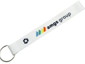 Portachiavi in rPET riciclato con stampa sublimata a colori e logo aziendale, simbolo di sostenibilità. Disponibile nella gamma AMGS Group.