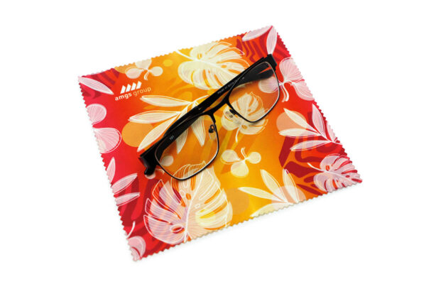 Panno in microfibra personalizzato con logo – motivo tropicale nei toni del rosso e arancione, ideale per pulire gli occhiali; disponibile da AMGS Group.