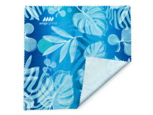 Panno in microfibra rPET ecologico con logo – design tropicale blu, ideale per pulire occhiali e schermi; disponibile da AMGS Group.