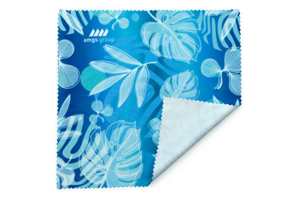 Panno in microfibra rPET ecologico con logo – design tropicale blu, ideale per pulire occhiali e schermi; disponibile da AMGS Group.