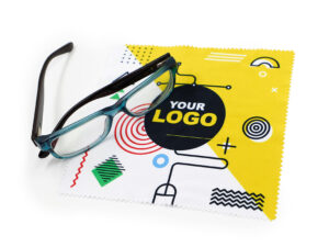 Panni promozionali in microfibra 17×18 cm – regalo aziendale festivo e accessorio promozionale ecologico da AMGS Group.