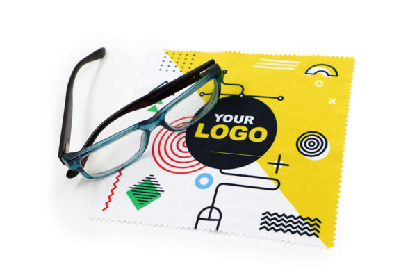 Panni promozionali in microfibra 17×18 cm – regalo aziendale festivo e accessorio promozionale ecologico da AMGS Group.