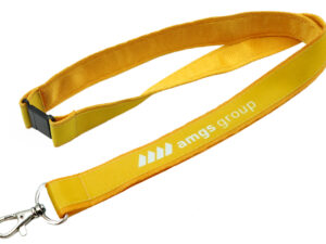 Lanyard Doppio Strato con Sicurezza . Lanyard personalizzato a doppio strato con sicurezza integrata, struttura durevole e comfort quotidiano. Un gadget funzionale firmato AMGS Group.