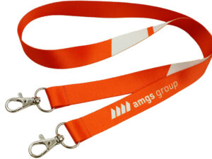 Lanyard in poliestere arancione con doppio gancio e stampa personalizzata, perfetto per eventi aziendali, offerto da AMGS Group.