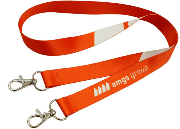 Lanyard in poliestere arancione con doppio gancio e stampa personalizzata, perfetto per eventi aziendali, offerto da AMGS Group.