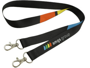 Lanyard in poliestere con doppio gancio personalizzato a colori vivaci, ideale per eventi e conferenze, disponibile presso AMGS Group.