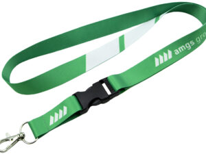 Lanyard in Poliestere con Fibbia. Lanyard in poliestere personalizzati con fibbia verde con logo AMGS Group, fibbia centrale a sgancio rapido e moschettone in metallo; ideale per badge aziendali; disponibile da AMGS Group.