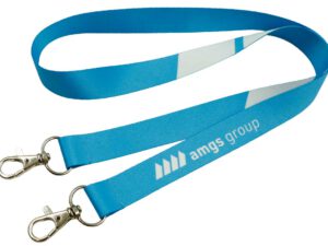 Lanyard blu personalizzato con stampa in sublimazione e due ganci resistenti, prodotto da AMGS Group.
