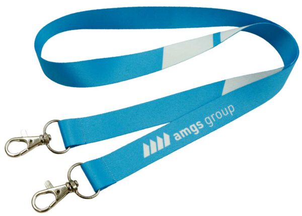 Lanyard blu personalizzato con stampa in sublimazione e due ganci resistenti, prodotto da AMGS Group.