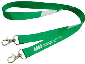 Cordino promozionale verde in poliestere resistente, con due moschettoni metallici e stampa personalizzata, fornito da AMGS Group.