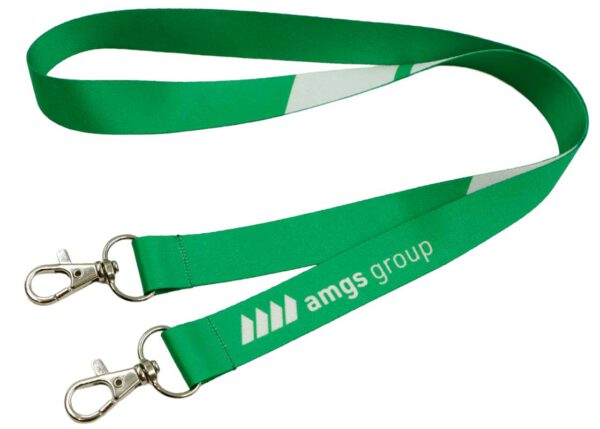 Cordino promozionale verde in poliestere resistente, con due moschettoni metallici e stampa personalizzata, fornito da AMGS Group.