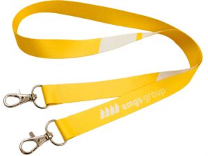 Lanyard in poliestere giallo con doppio gancio e logo personalizzato, ideale per eventi promozionali e aziendali, disponibile presso AMGS Group.