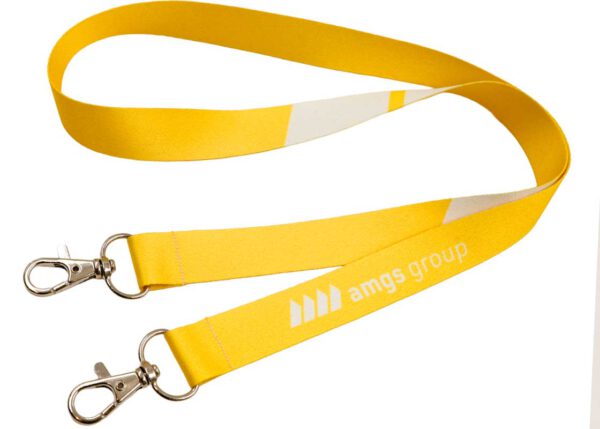 Lanyard in poliestere giallo con doppio gancio e logo personalizzato, ideale per eventi promozionali e aziendali, disponibile presso AMGS Group.