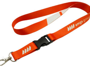 Lanyard in poliestere personalizzati con fibbia rossa, moschettone in metallo e sgancio rapido centrale, ideale per badge e chiavi, disponibile presso AMGS Group.