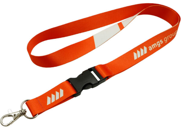 Lanyard in poliestere personalizzati con fibbia rossa, moschettone in metallo e sgancio rapido centrale, ideale per badge e chiavi, disponibile presso AMGS Group.