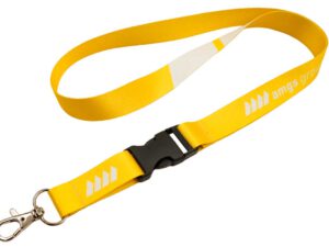 Lanyard giallo resistente con logo stampato e fibbia centrale a sgancio rapido, soluzione funzionale e sicura per uffici e conferenze, offerto da AMGS Group.