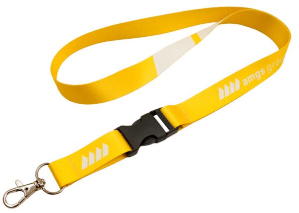 Lanyard giallo resistente con logo stampato e fibbia centrale a sgancio rapido, soluzione funzionale e sicura per uffici e conferenze, offerto da AMGS Group.