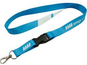 Lanyard blu resistente con logo stampato e fibbia centrale a sgancio rapido, soluzione funzionale e sicura per uffici e conferenze, offerto da AMGS Group.