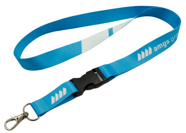 Lanyard blu resistente con logo stampato e fibbia centrale a sgancio rapido, soluzione funzionale e sicura per uffici e conferenze, offerto da AMGS Group.