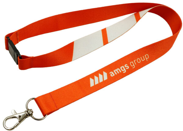 Lanyard rosso in poliestere con logo AMGS Group, dotato di sgancio di sicurezza e moschettone in metallo, perfetto per eventi aziendali e promozione del brand, fornito da esperti del settore.