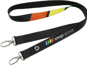 Lanyard personalizzati in rPET con doppio gancio nero con stampa colorata e simbolo di riciclo, dotato di due moschettoni in metallo, disponibile presso AMGS Group.