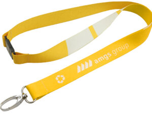 Lanyard in rPET con sgancio di sicurezza. Lanyard giallo in rPET riciclato con sgancio di sicurezza e stampa sublimata del logo aziendale, dotato di gancio in metallo. Disponibile nella gamma AMGS Group.