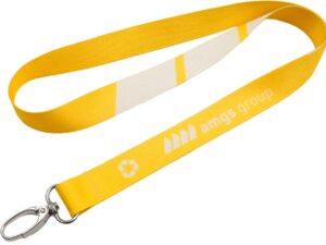 Lanyard personalizzato riciclabile con grafica durevole in sublimazione, simbolo dell’impegno ambientale del brand. Firmato AMGS Group.