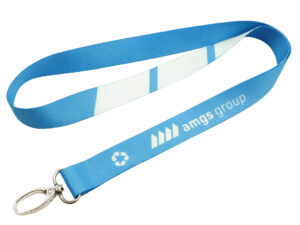 Lanyard personalizzati in rPET con stampa sublimata e logo aziendale, dotato di gancio in metallo. Una scelta sostenibile della gamma AMGS Group.