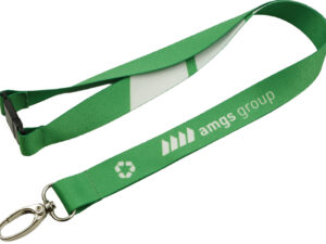 Lanyard verde in rPET riciclato con sgancio di sicurezza e stampa sublimata del logo aziendale, dotato di gancio in metallo. Disponibile nella gamma AMGS Group.