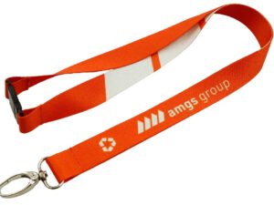 Lanyard personalizzato riciclabile con grafica durevole in sublimazione e sistema di sgancio rapido per la sicurezza dell’utente. Firmato AMGS Group.