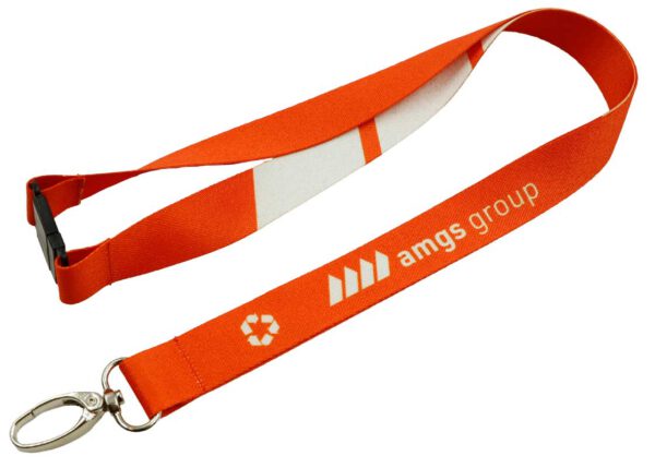 Lanyard personalizzato riciclabile con grafica durevole in sublimazione e sistema di sgancio rapido per la sicurezza dell’utente. Firmato AMGS Group.