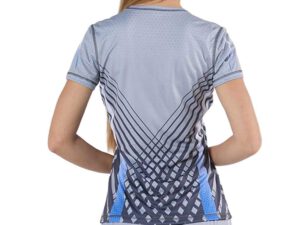 Maglietta tecnica donna vista da dietro, design geometrico sublimato, ideale per sport, eventi e branding aziendale. Offerta speciale firmata AMGS Group.